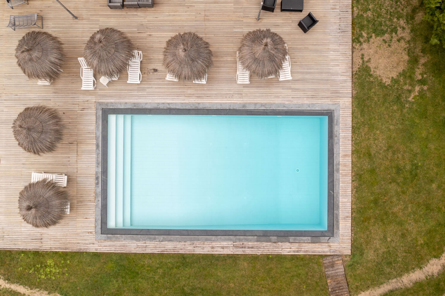 Projeto de piscina e jardim realizado pela Irrisado em Setúbal
